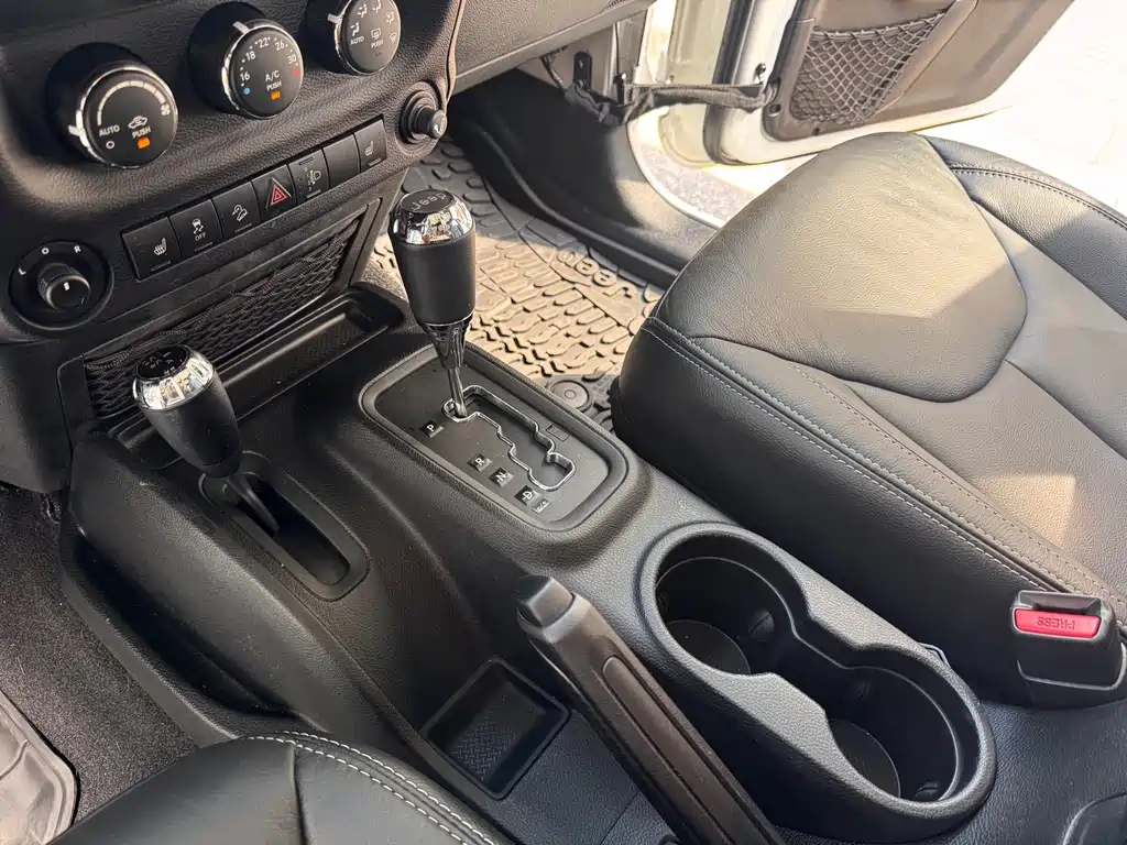 Jeep Wrangler 2016 — фото 13