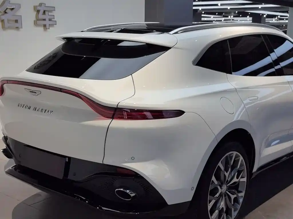 Aston Martin DBX 2025 — фото 11