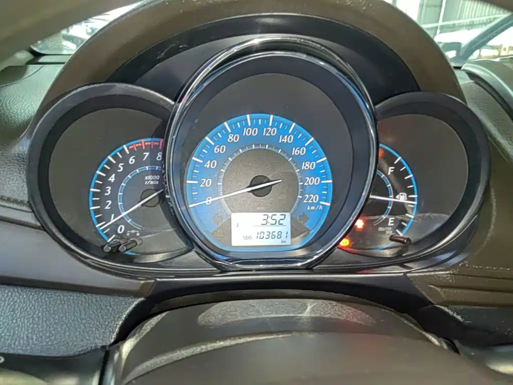 Toyota Yaris L 2016 — фото 12