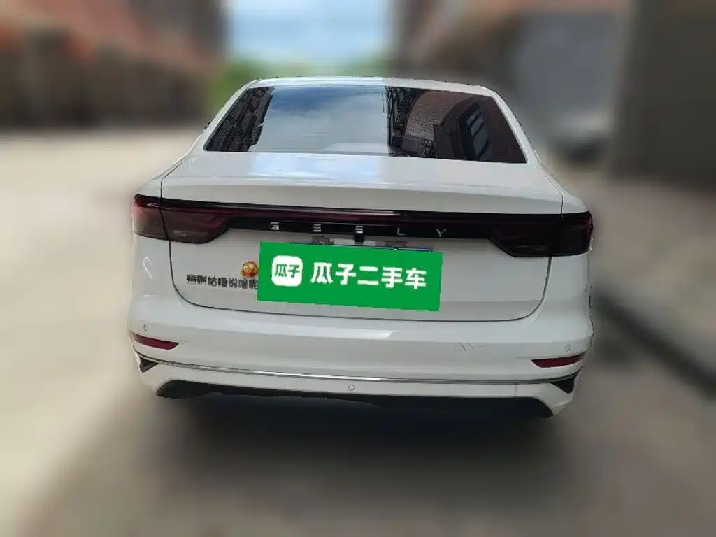 Geely Emgrand 2022