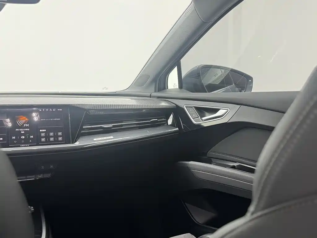Audi Q4 E-Tron 2023 — фото 12