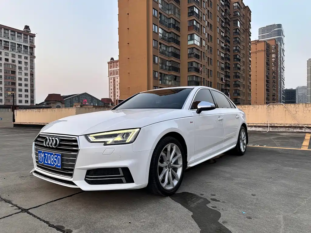 Audi A4L 2018 — фото 1