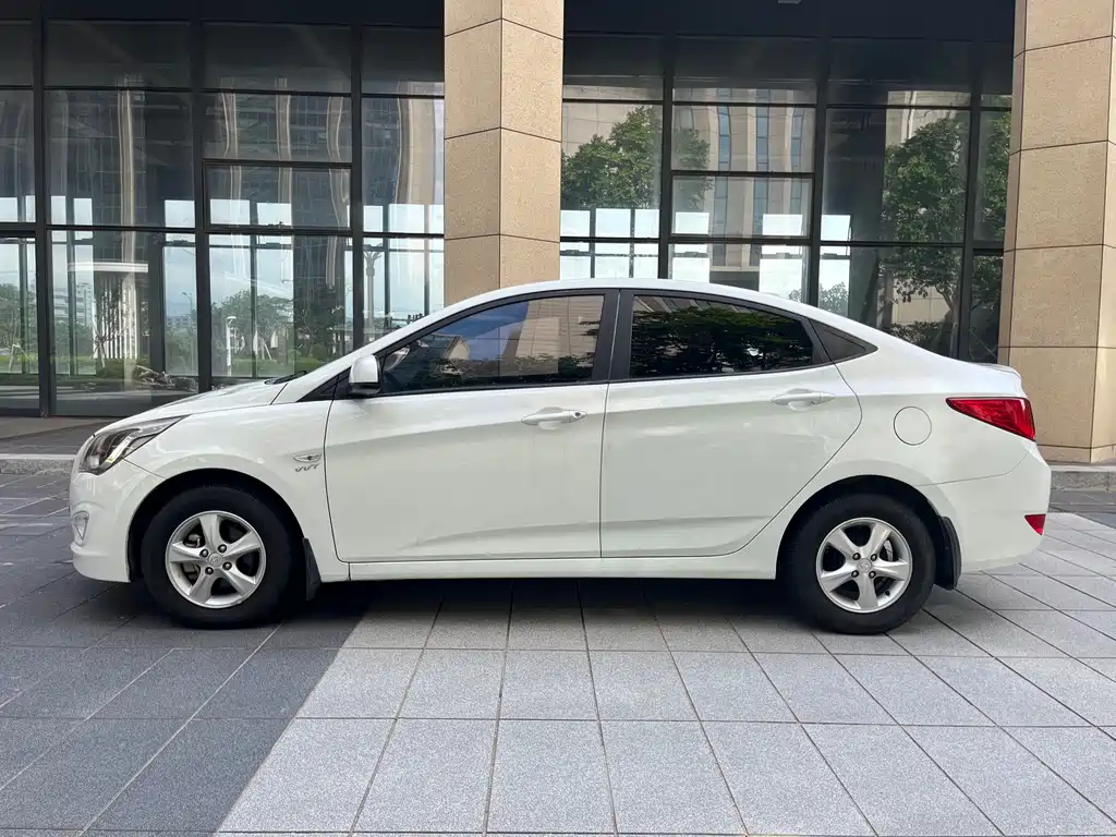 Hyundai Verna 2017 — фото 23