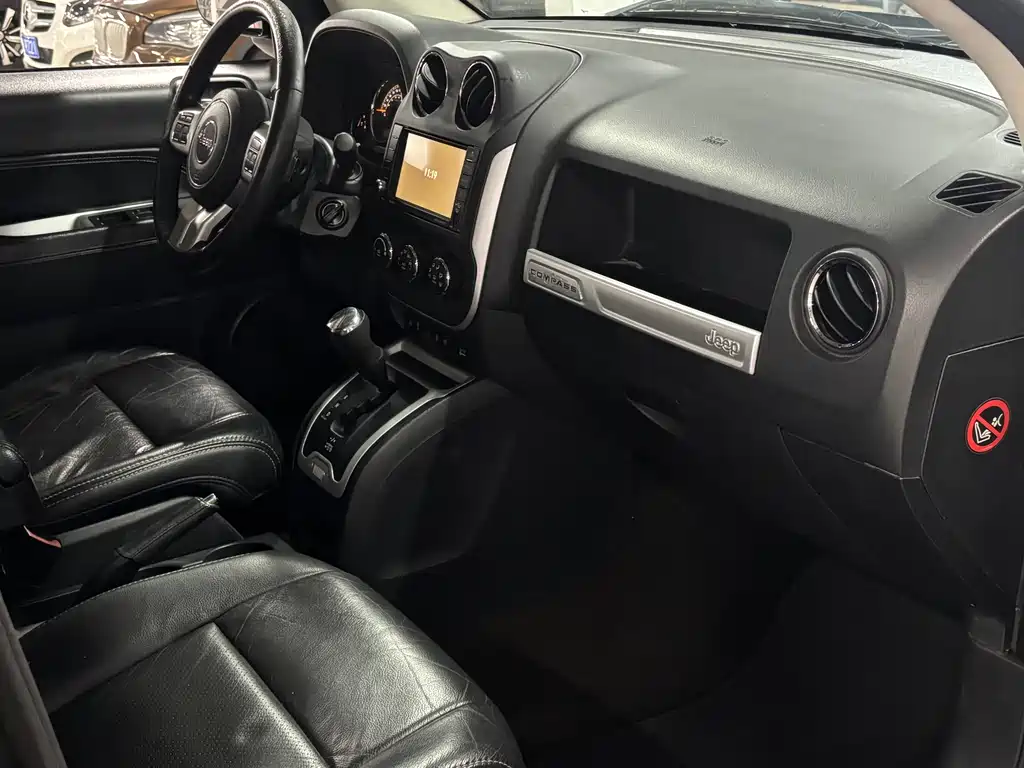 Jeep Compass 2015 — фото 10
