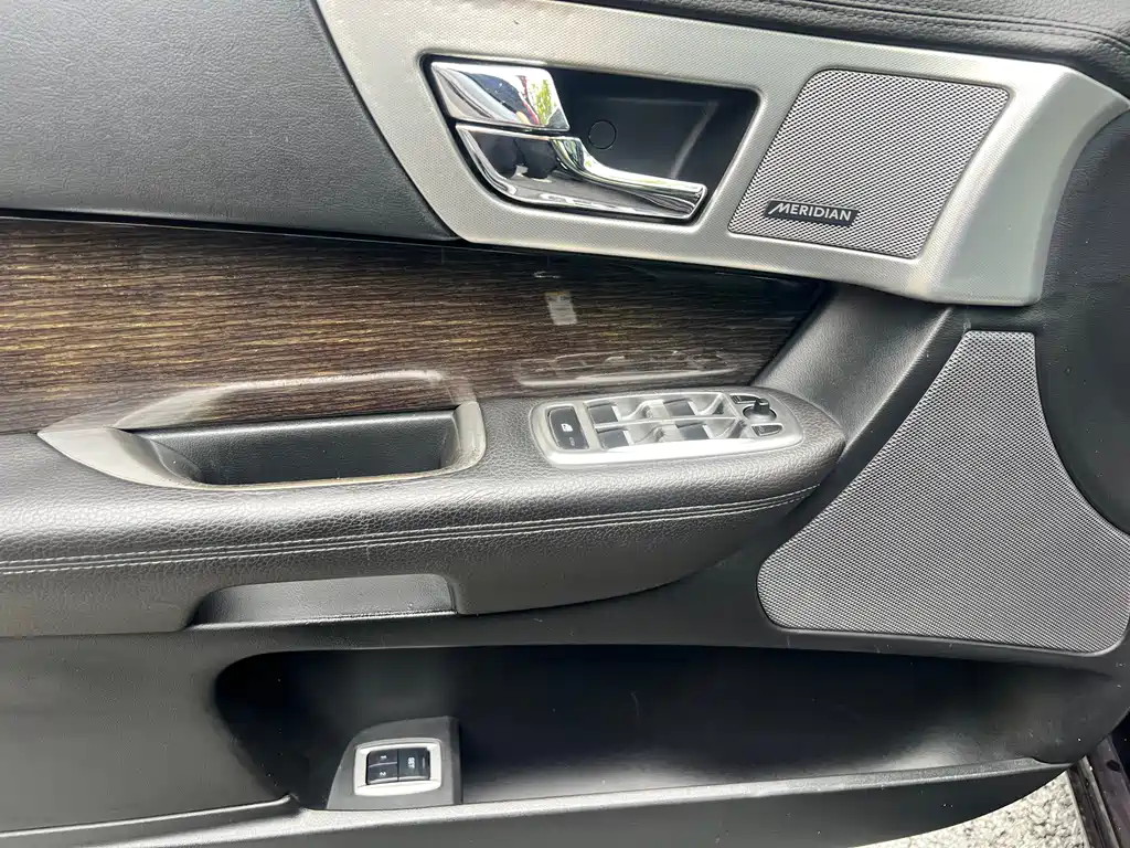 Jaguar XF 2015 — фото 21