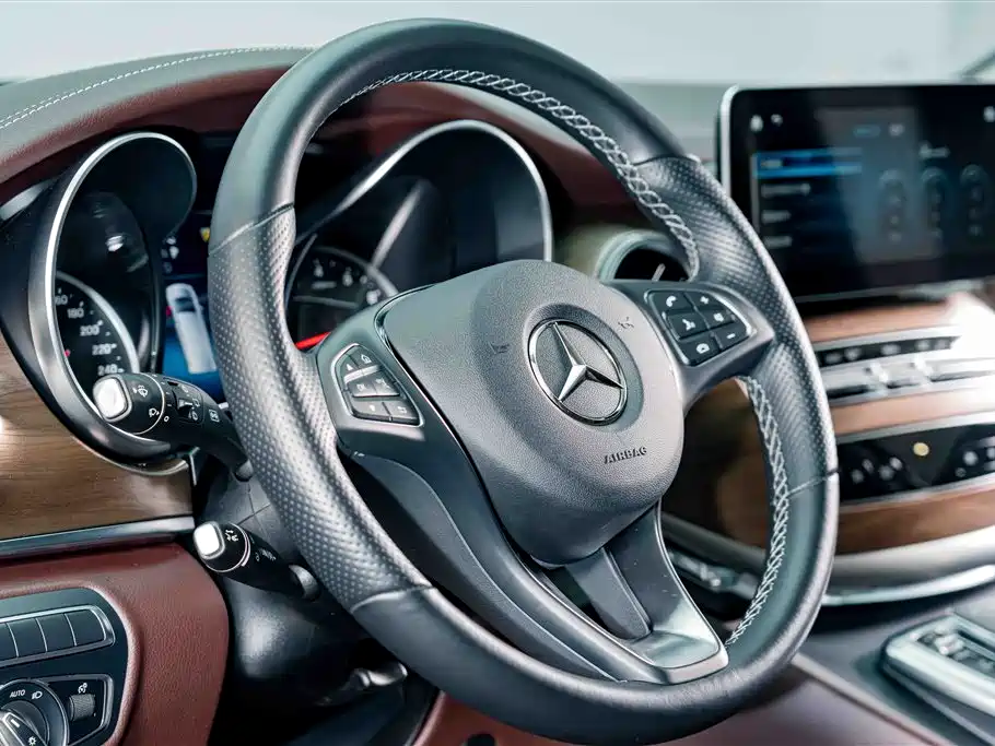 Mercedes-Benz V-Class 2023 — фото 9