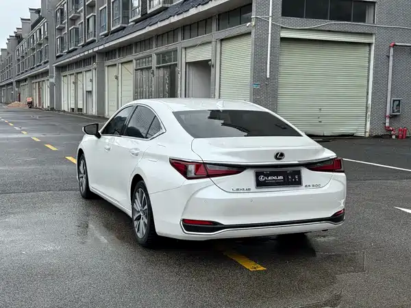 Lexus ES 2020
