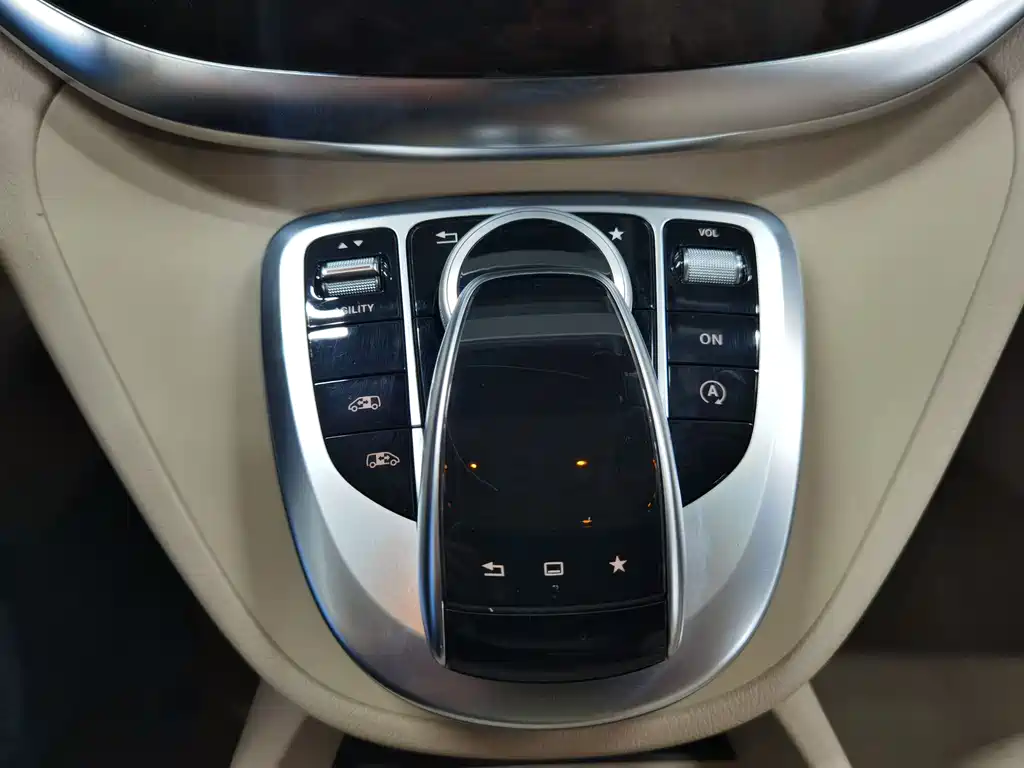 Mercedes-Benz V-Class 2016 — фото 25