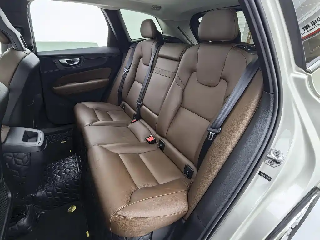 Volvo XC60 2018 — фото 14
