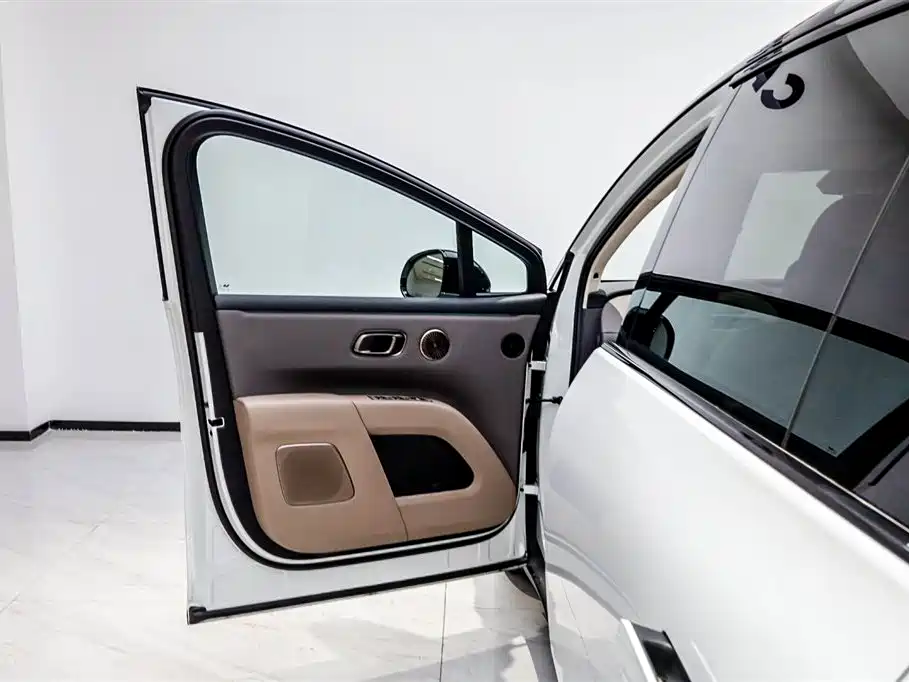 Li Auto i8 2025 — фото 3