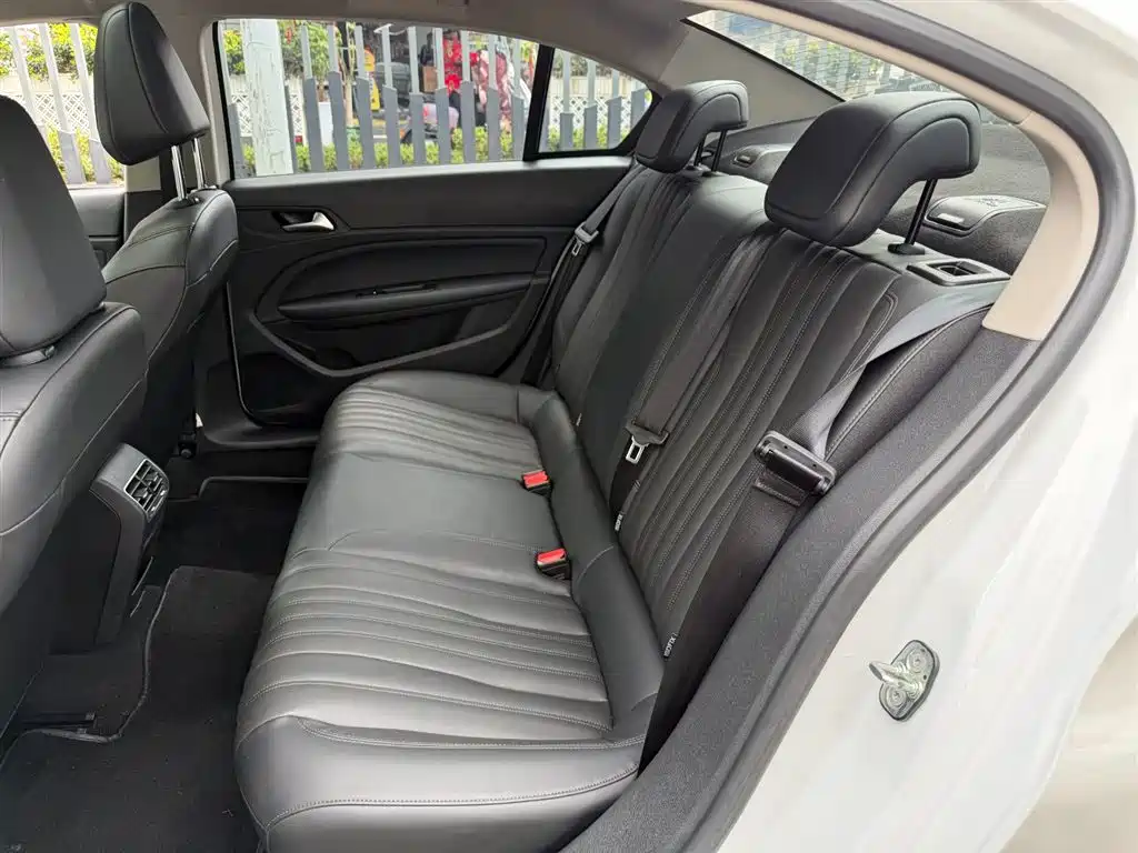 Peugeot 408 2024 — фото 10