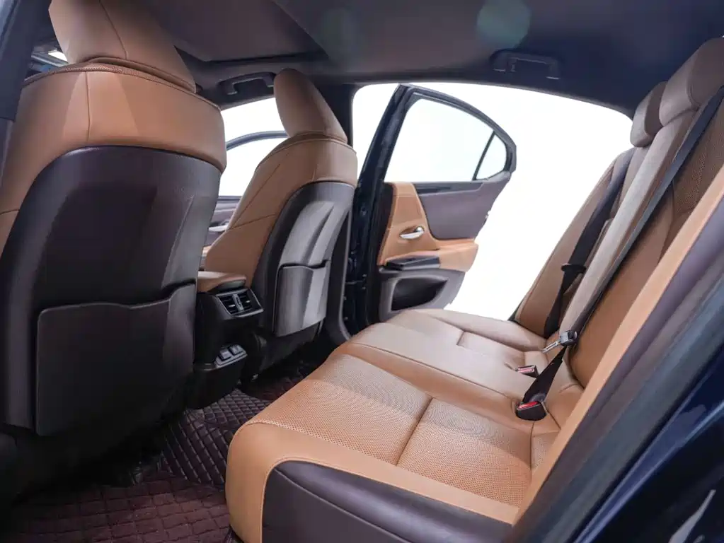 Lexus ES 2020 — фото 17