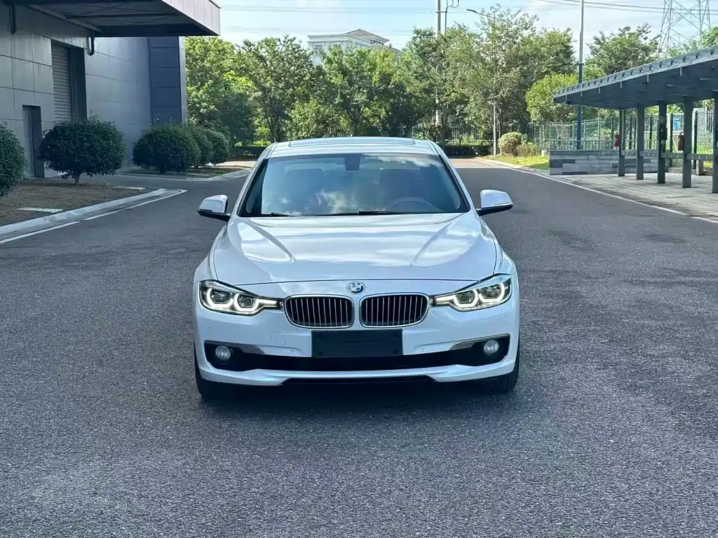 BMW 3 Series 2018 — фото 1