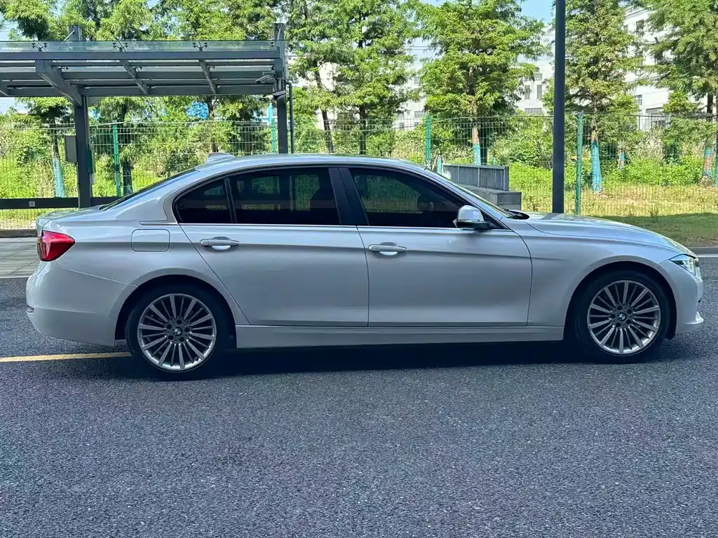 BMW 3 Series 2018 — фото 18