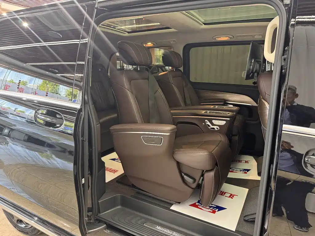 Mercedes-Benz V-Class 2023 — фото 19