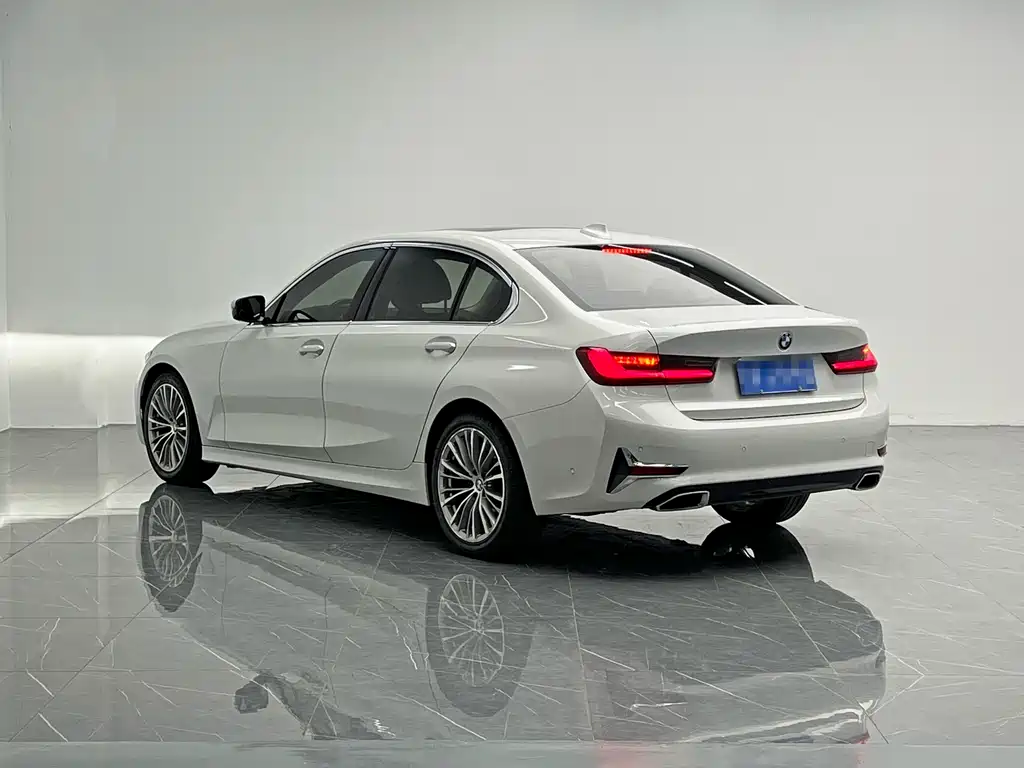 BMW 3 Series 2019 — фото 15