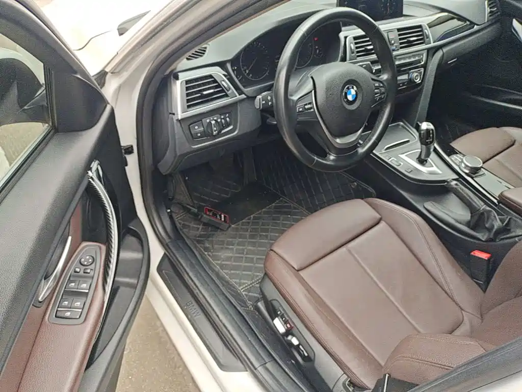 BMW 3 Series 2018 — фото 16