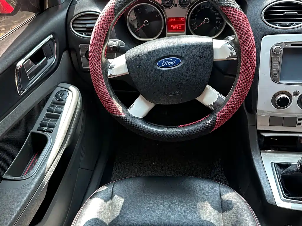 Ford Focus 2013 — фото 10