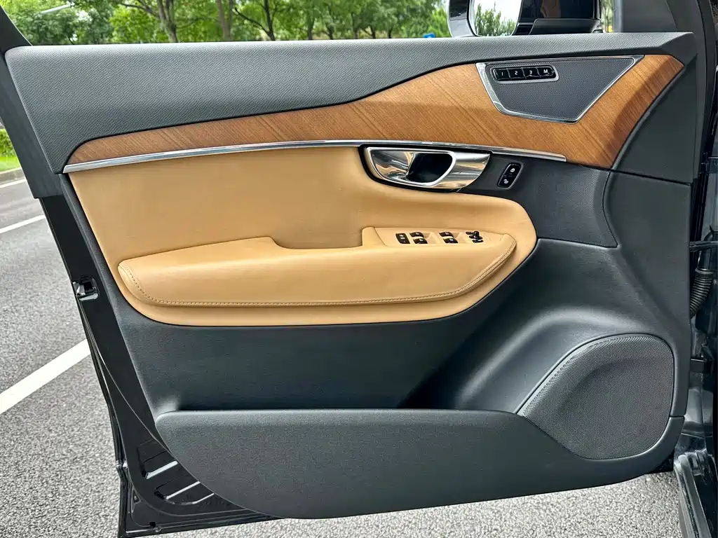 Volvo XC90 2017 — фото 12