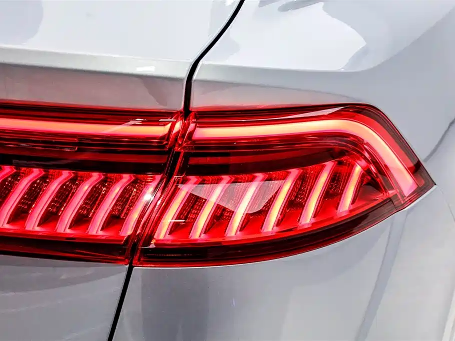 Audi Q8 2020 — фото 26