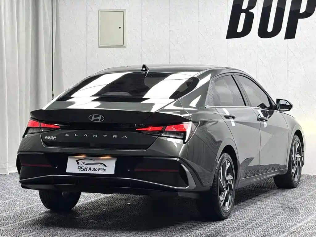 Hyundai Elantra 2023 — фото 11