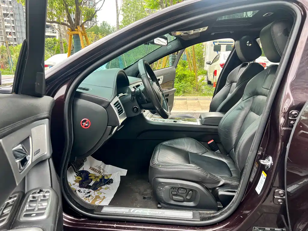 Jaguar XF 2015 — фото 22