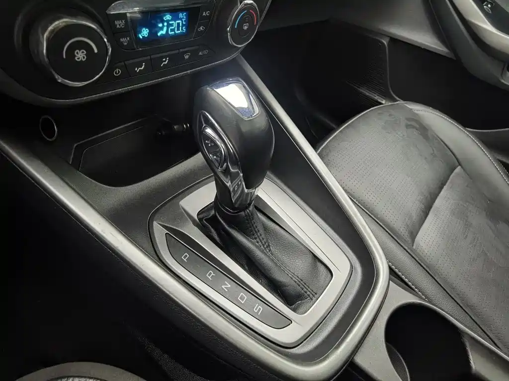 Ford Escort 2015 — фото 13