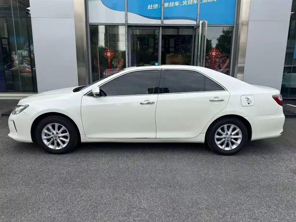 Toyota Camry 2016 — фото 7