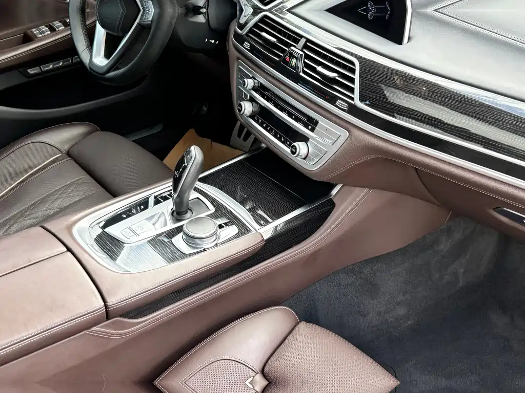 BMW 7 Series 2017 — фото 27