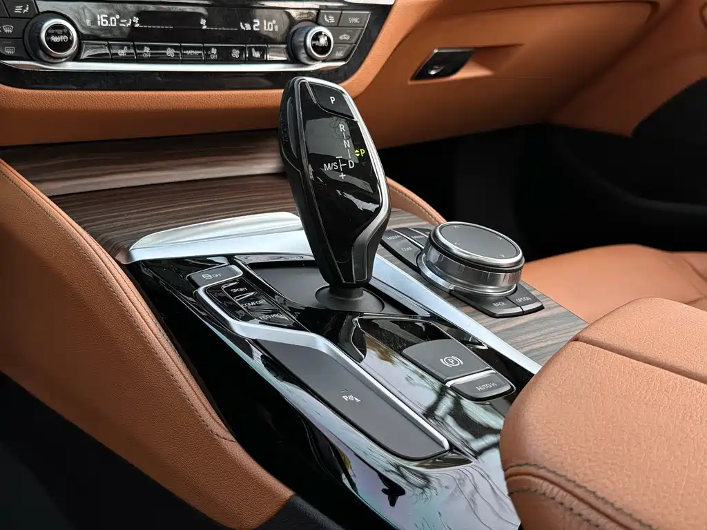 BMW 5 Series 2018 — фото 15