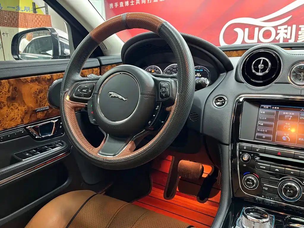 Jaguar XJ 2015 — фото 15