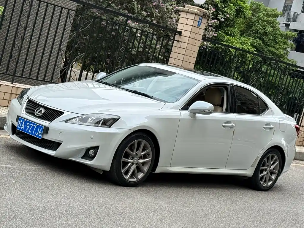 Lexus IS 2011 — фото 1