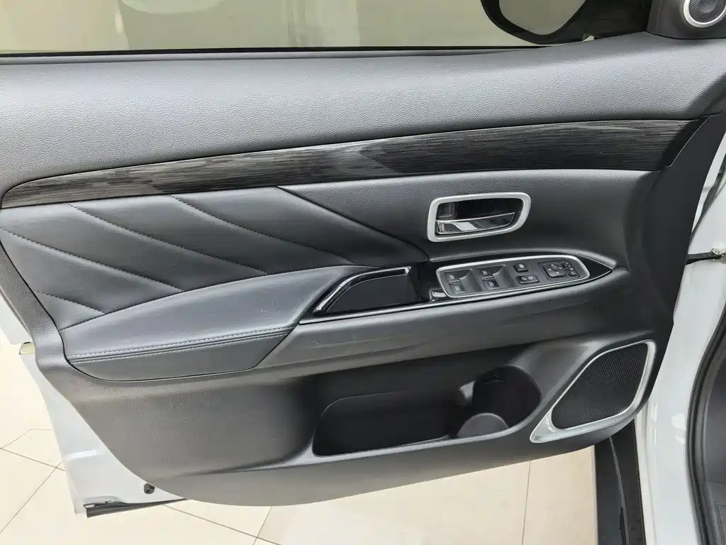 Mitsubishi Outlander 2020 — фото 10