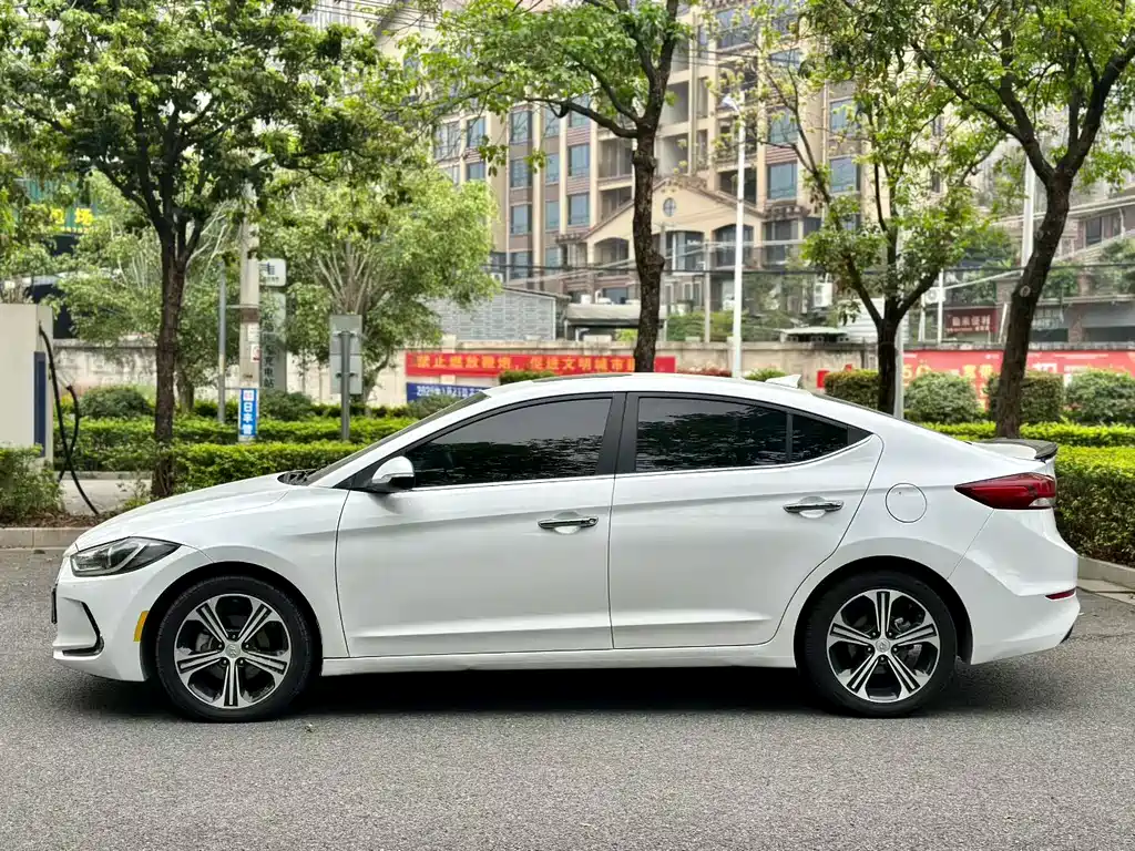 Hyundai Elantra 2018 — фото 5