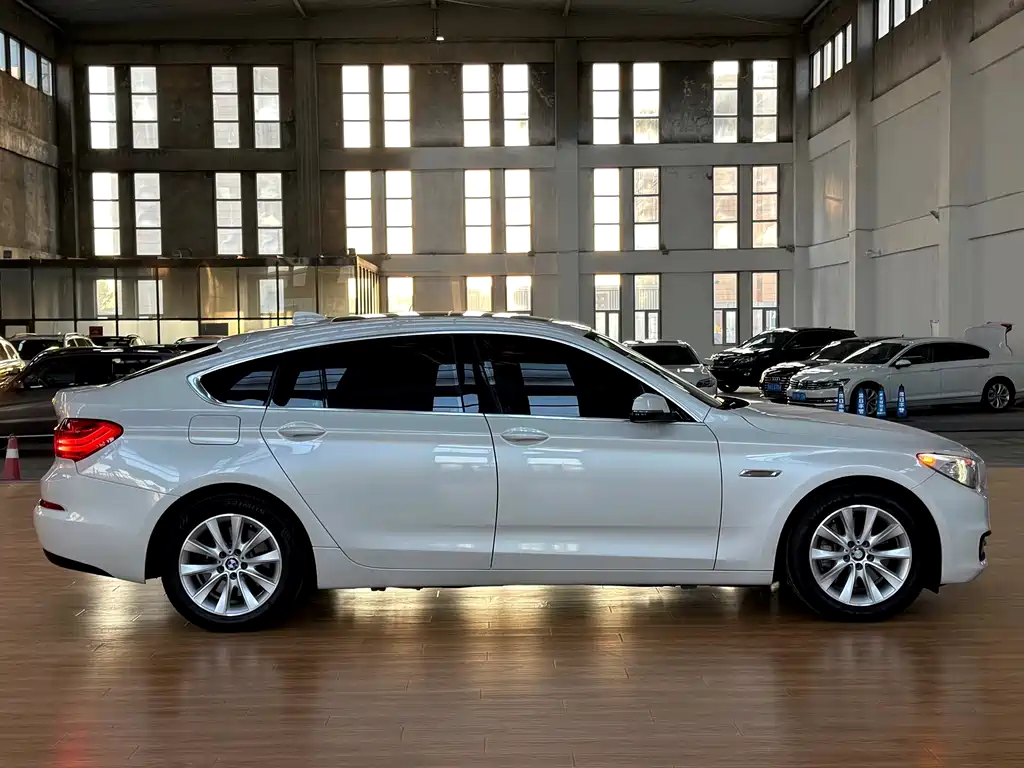 BMW 5 Series GT 2014 — фото 11