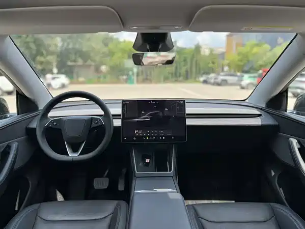 Tesla Model Y 2025