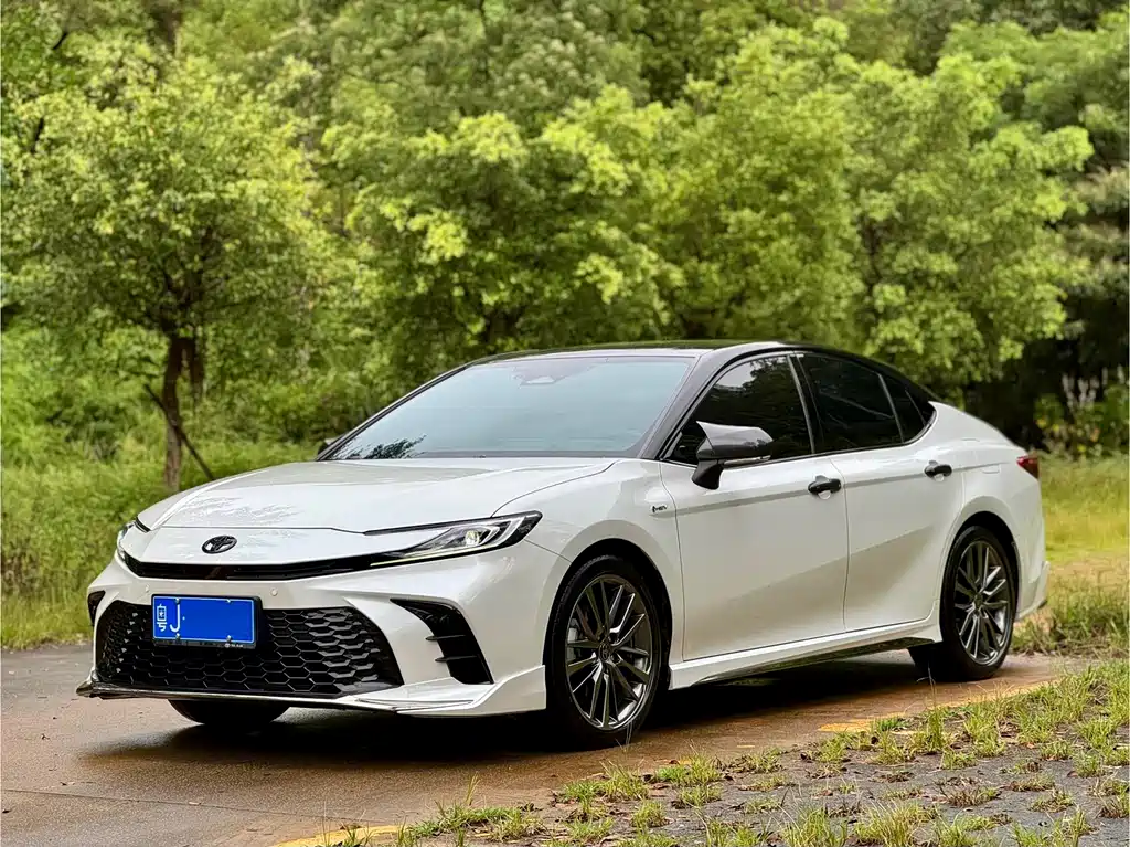Toyota Camry 2025 — фото 1