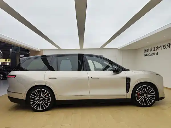 NIO ES8 2025