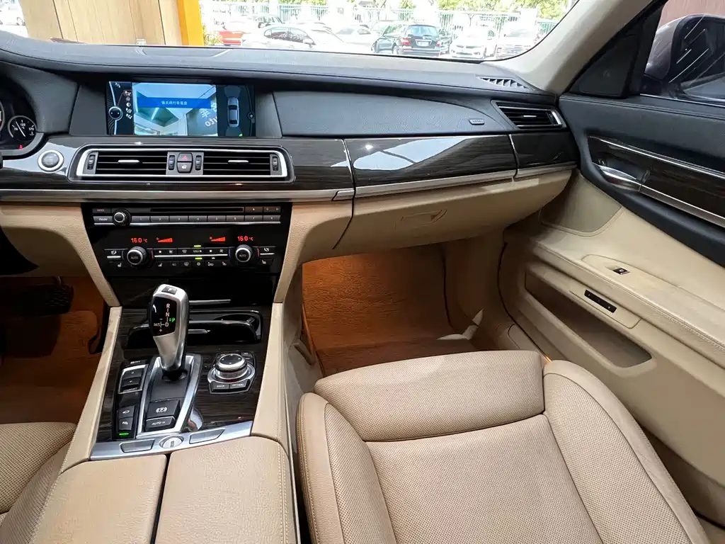 BMW 7 Series 2012 — фото 31