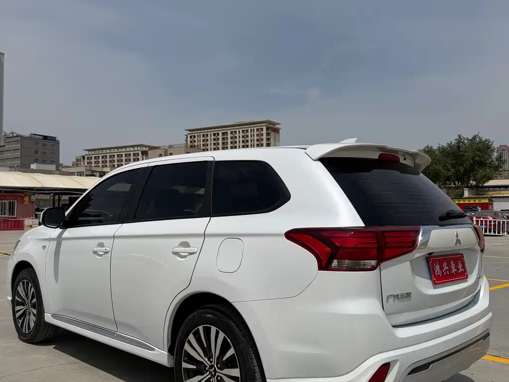 Mitsubishi Outlander 2021 — фото 9