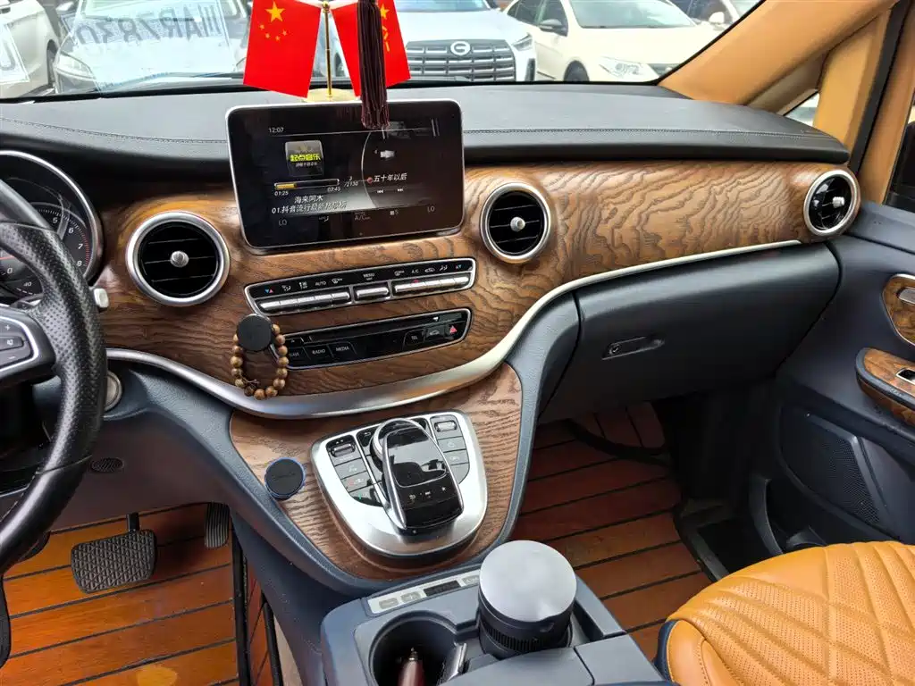 Mercedes-Benz V-Class 2019 — фото 16