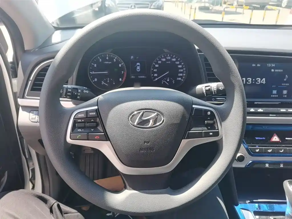 Hyundai Elantra 2018 — фото 11