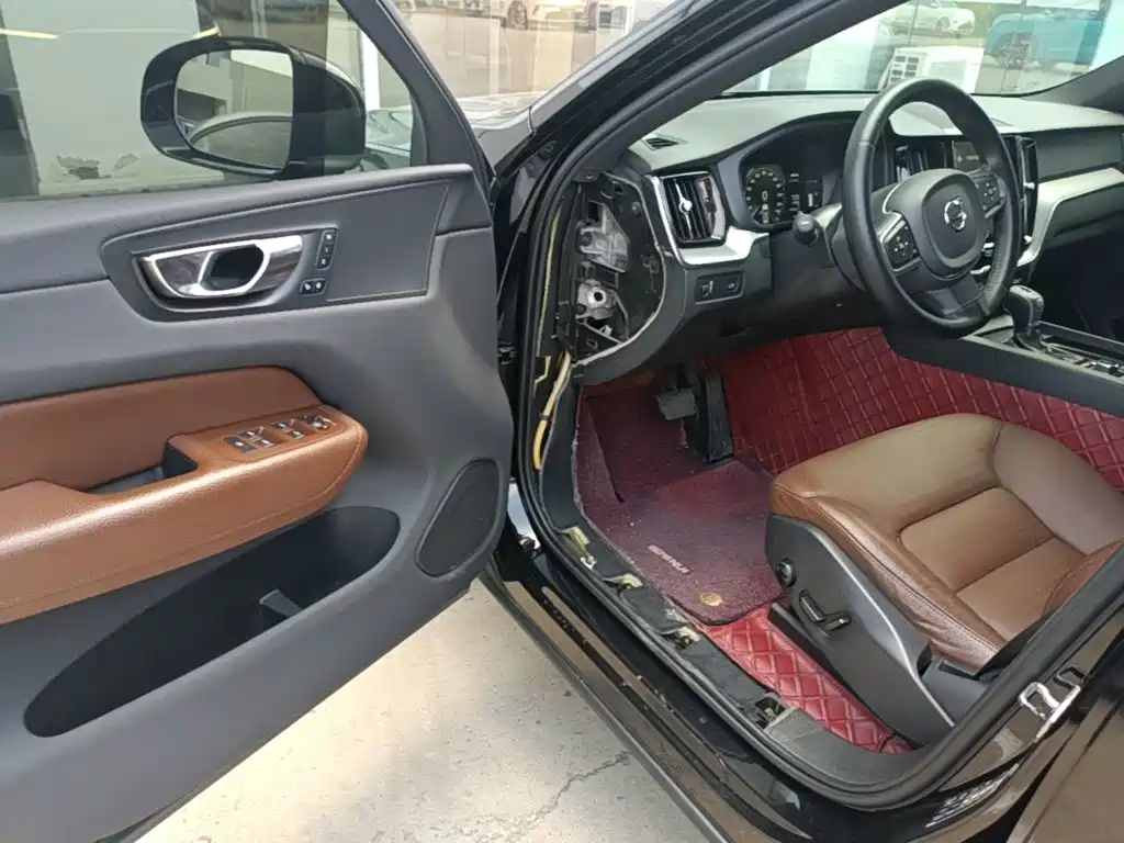 Volvo XC60 2020 — фото 16