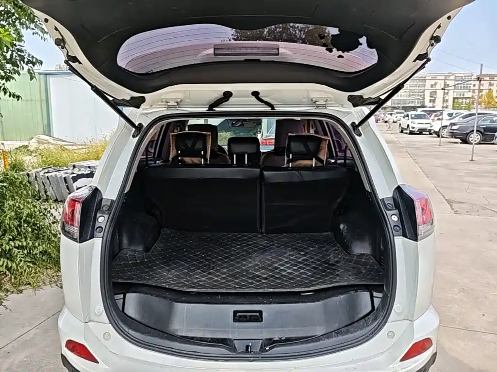 Toyota RAV4 2018 — фото 19
