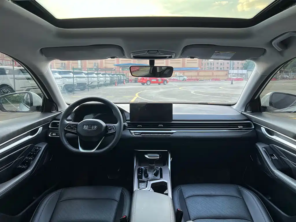 Geely Emgrand 2022