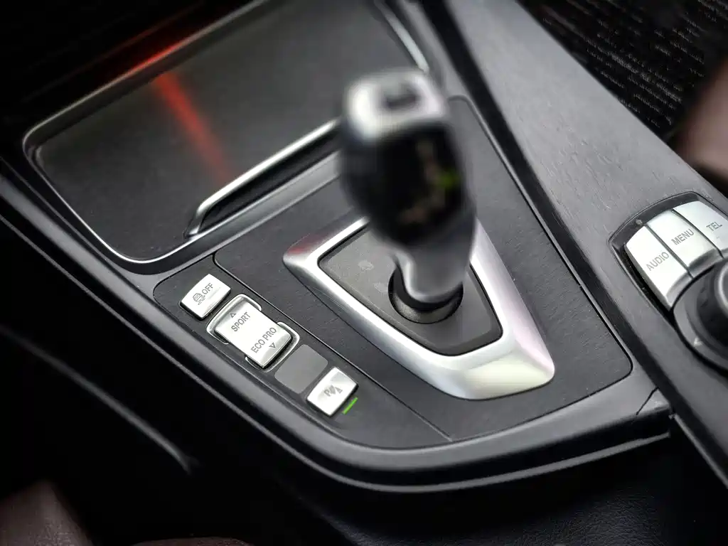 BMW 3 Series 2018 — фото 17