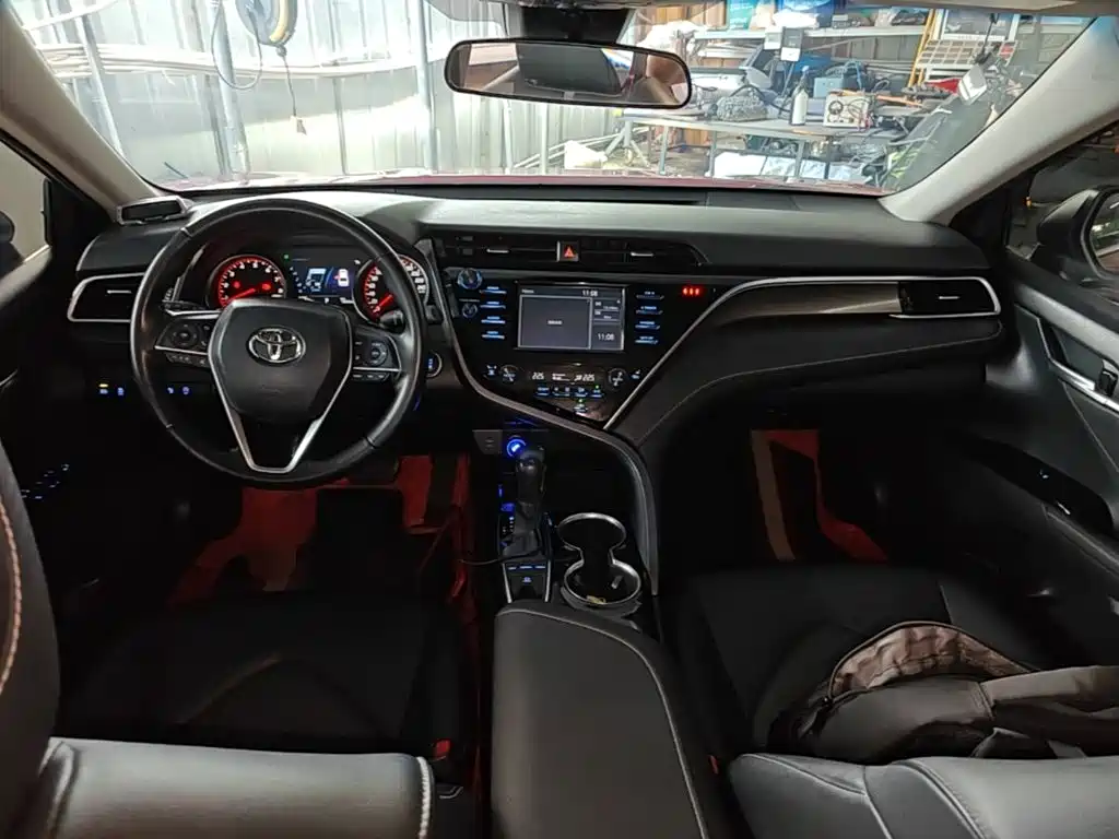Toyota Camry 2018 — фото 10