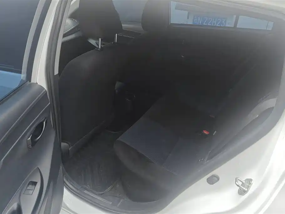 Toyota Yaris L 2017 — фото 11