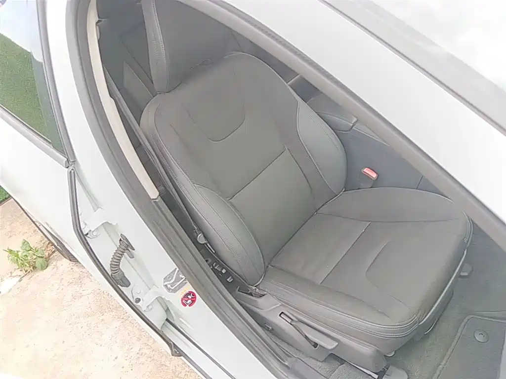 Volvo S60 2015 — фото 25