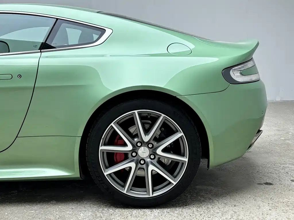 Aston Martin V8 Vantage 2014 — фото 5